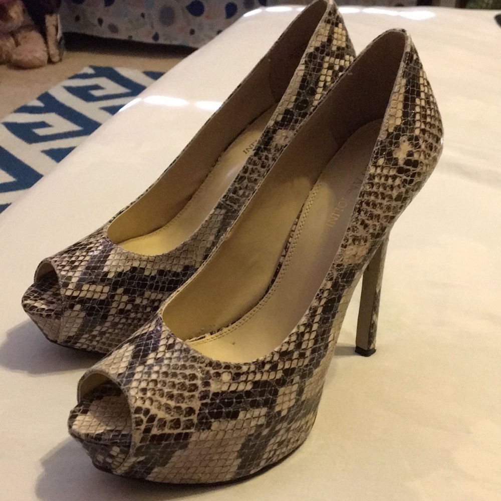 Enzo angiolini snakeskin embossed platform heels
